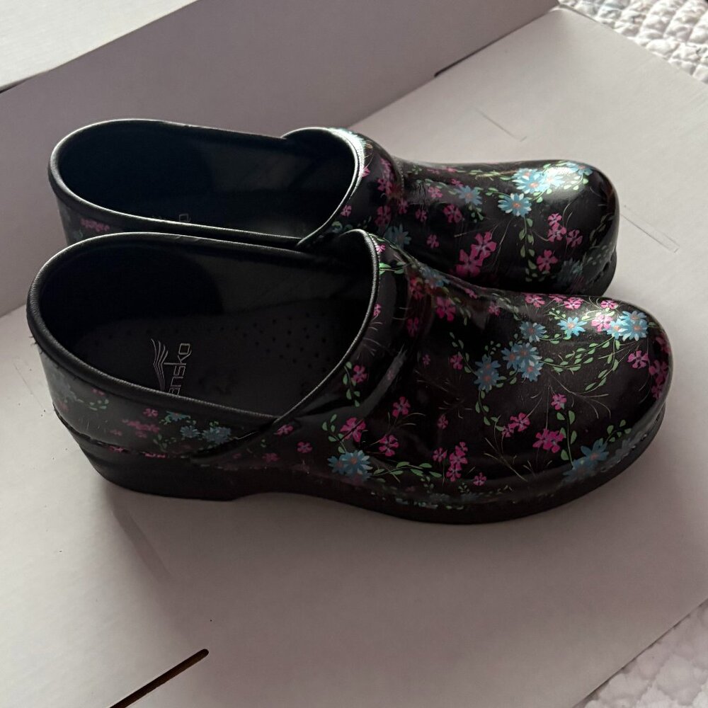 Dansko Professional Black Patent Leather Clogs – Micro Floral Print – Women’s Si - Picture 2 of 7